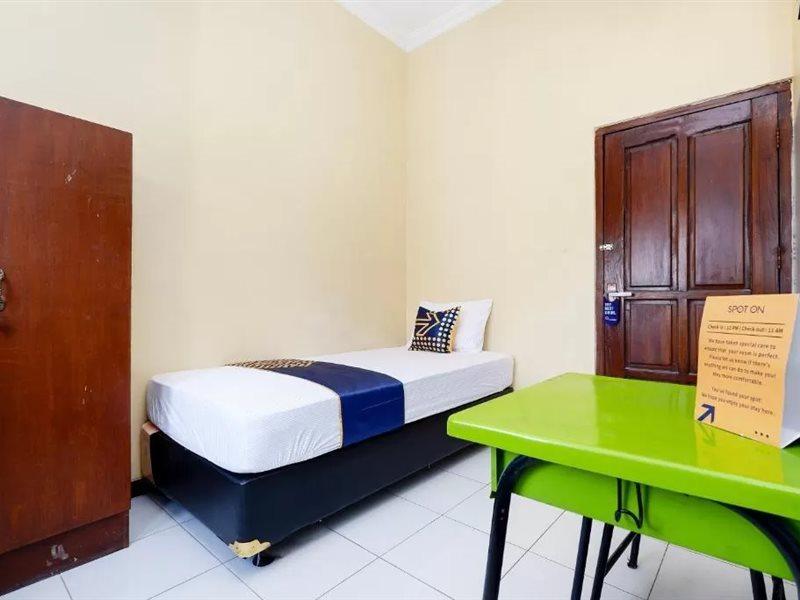 Super Oyo 2209 Solo Point Guest House Syariah Exterior foto