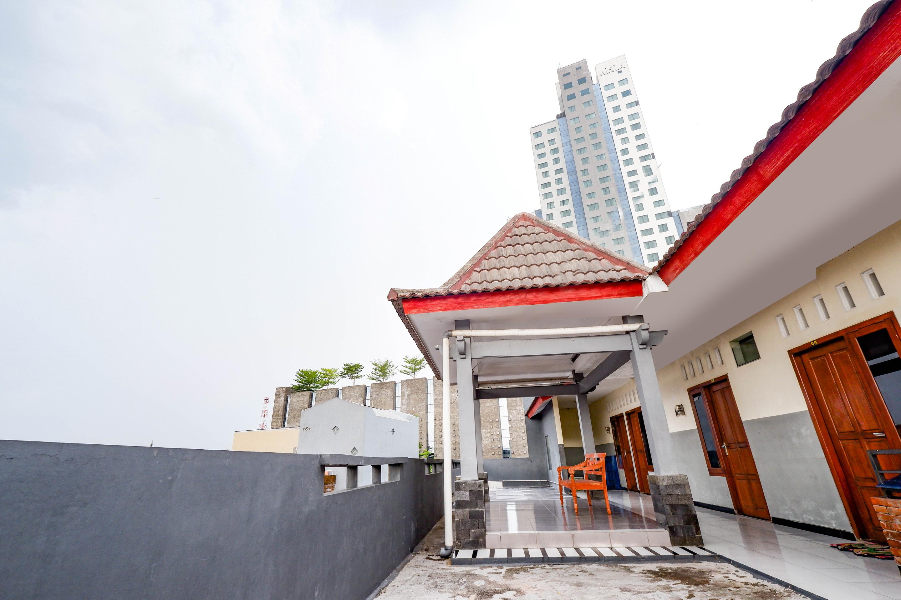 Super Oyo 2209 Solo Point Guest House Syariah Exterior foto